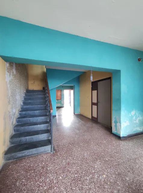 Patio interno con fachada de ladrillo de la casa en la Carrera 18