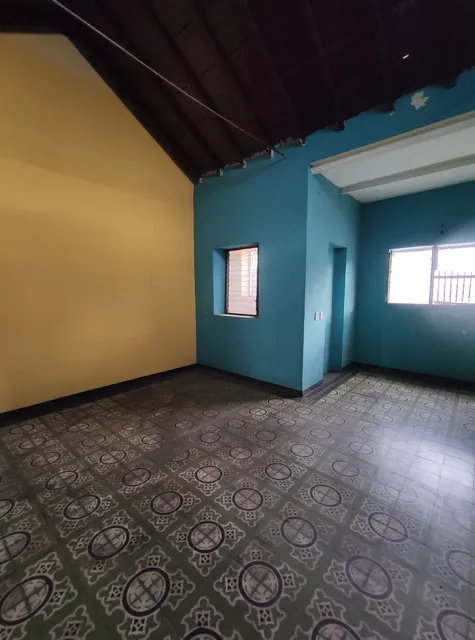 Patio interno con fachada de ladrillo de la casa en la Carrera 18