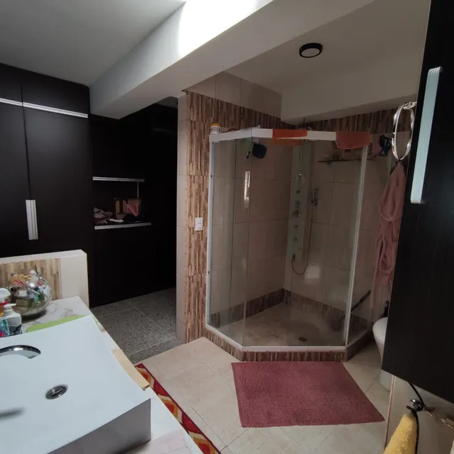 Escalera y acceso principal de la casa en Ciudad Roca
