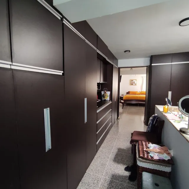 Escalera y acceso principal de la casa en Ciudad Roca