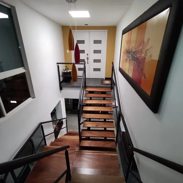 Escalera y acceso principal de la casa en Ciudad Roca
