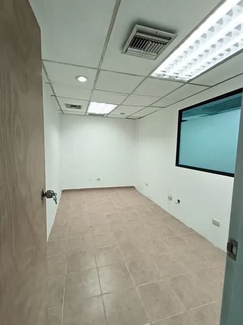 Fachada del Centro Empresarial Caracas