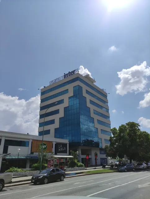 Fachada del Centro Empresarial Caracas