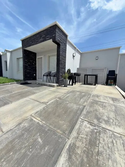 Fachada de la casa en Plaza Dorada