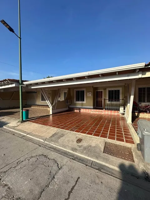 Fachada y estacionamiento de la casa en Roca Nostra I