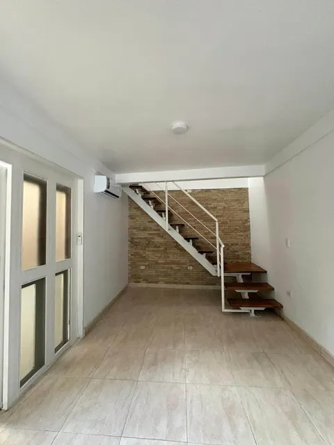 Fachada y estacionamiento de la casa en Roca Nostra I